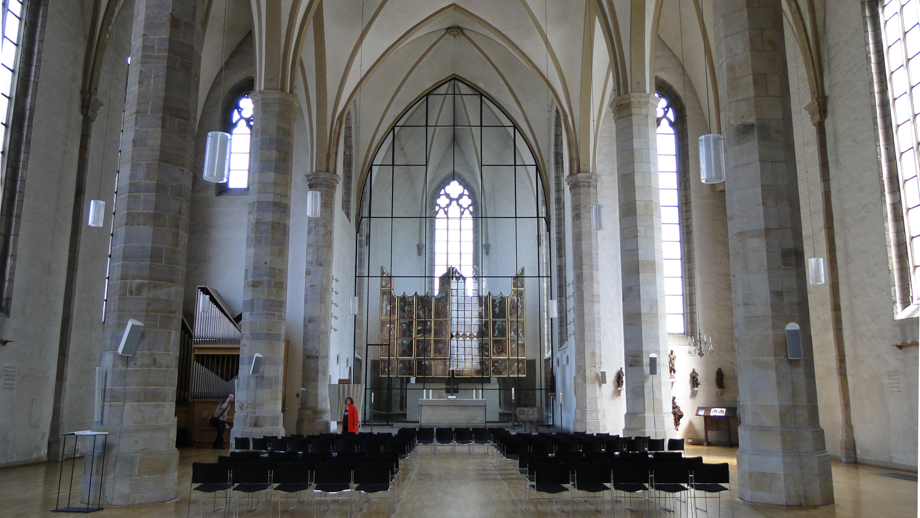 Innenansicht der St Petri Kirche. Im Zentrum der Flämische Flügelaltar von 1522
